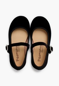 Bailarinas de terciopelo negro con una correa decorativa con hebilla. Diseño de puntera redonda y suave forro interior. Presenta el nombre de la marca impreso en el interior.
