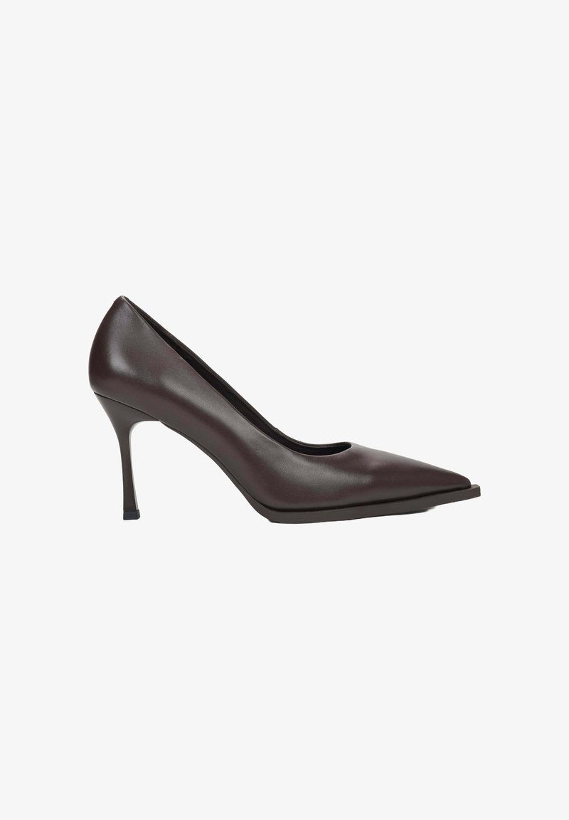 Hnědé kožené lodičky s špičatou špičkou, úzkým vysokým podpatkem a hladkým povrchem. Obuv má minimalistický design a elegantní siluetu.