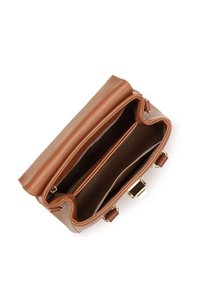 Sac à main en cuir brun avec une finition texturée, doté d'un intérieur spacieux avec deux compartiments et de quincaillerie en ton doré.