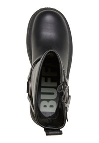 Botines negros de tobillo hechos de material suave, con cremallera lateral, suela de goma reforzada y plantilla de marca con letras grandes.