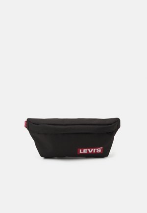 Zwarte canvas pouch met een rechthoekige vorm, ritssluiting en een rood Levi's logo op de voorkant. Textuurstof met een minimalistisch ontwerp.