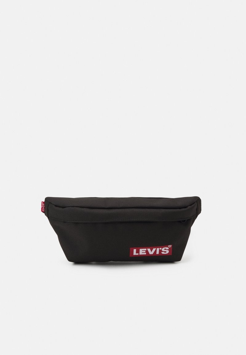 Pochette noire en toile de forme rectangulaire, fermée par une zip, avec le logo rouge de Levi's sur le devant. Tissu texturé au design minimaliste.