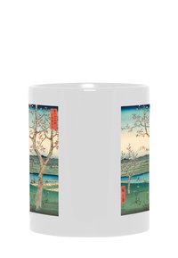 Tazza in ceramica bianca con una stampa colorata di un paesaggio giapponese, che raffigura alberi, montagne e acqua, con accenti rossi e elementi testuali.