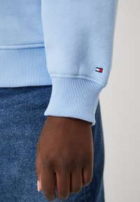 Tommy Hilfiger Curve VARSITY HOODIE - Melegítőfelső - vessel blue