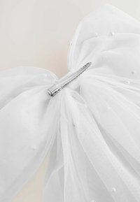 Broche - white
