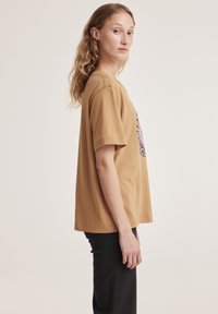 Odd Molly KAREN - Apdrukāts T-krekls - grey camel