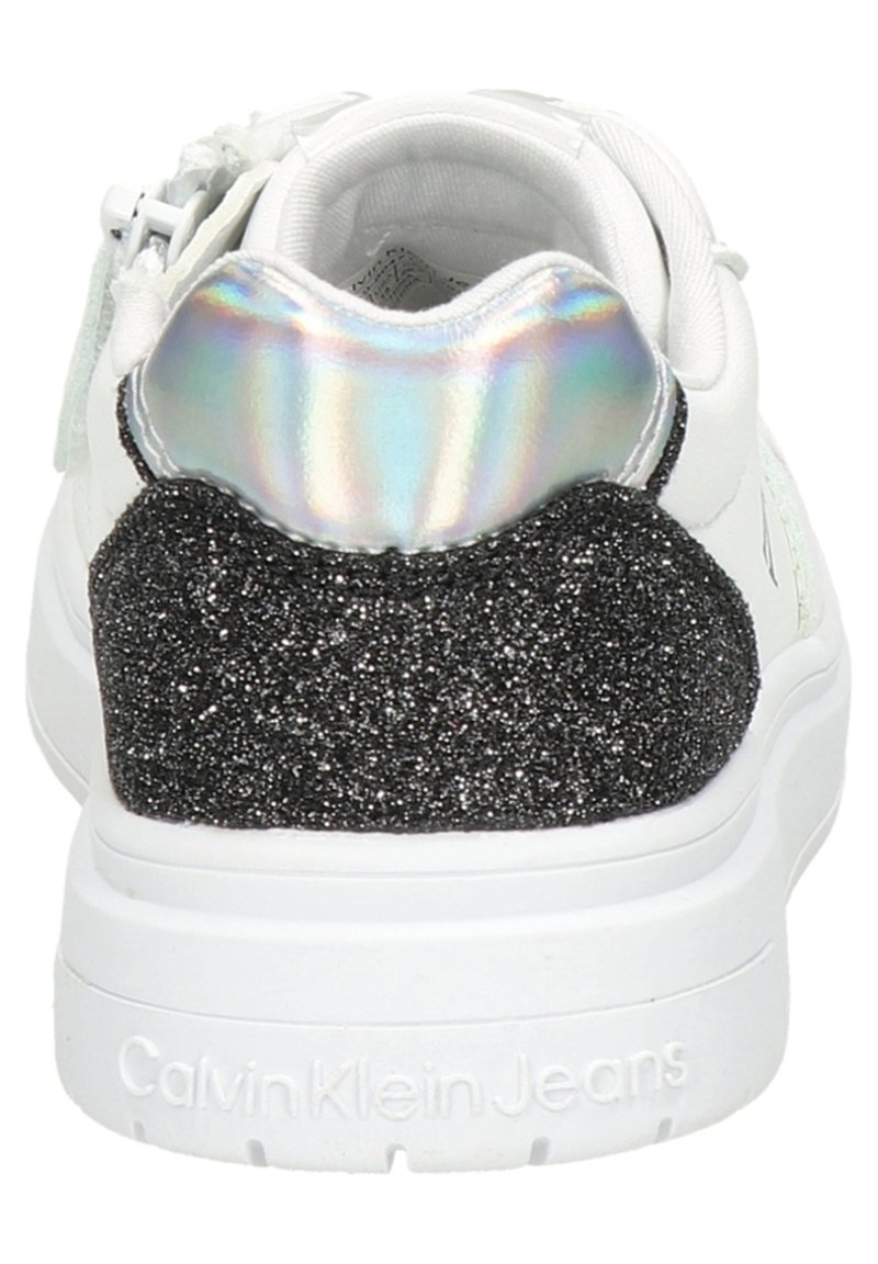Sneaker bianca con tacco glitterato nero e accenti iridescenti sul retro. Presenta una suola bianca spessa e componenti in tessuto testurizzato.