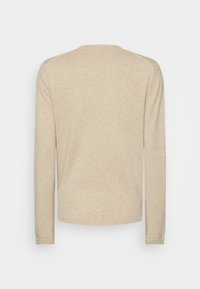 Beige Langarmpullover aus weichem Material. Gradliniger Schnitt mit Rundhalsausschnitt und gerippten Abschlüssen an den Ärmeln und am Saum. Keine Muster oder Grafiken.