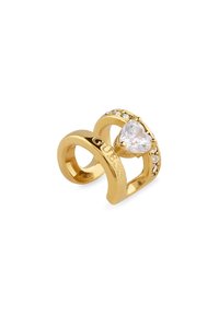 Anello dorato con un cristallo trasparente a forma di cuore e piccole pietre rotonde lungo la fascia, incisa con "GUESS." Design a doppia fascia.