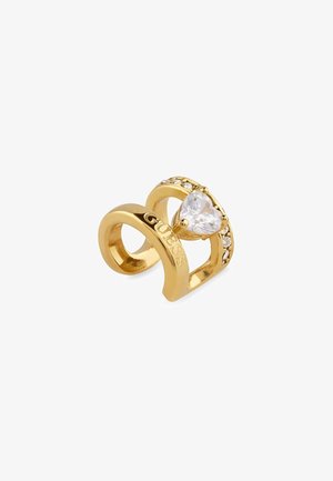 Gouden ring met een hartvormige heldere kristal en kleine ronde stenen langs de band, gegraveerd met "GUESS." Dubbele band ontwerp.