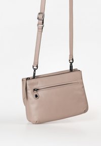 Beige Leder Crossbody-Tasche mit verstellbarem Tragegurt, ausgestattet mit einem Reißverschluss oben und einer vorderen Reißverschlusstasche. Glatte Textur und minimales Zubehör.