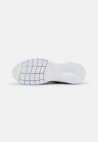 Suola di una sneaker realizzata in materiale gommoso bianco, caratterizzata da scanalature curve e un motivo a griglia per una migliore aderenza.