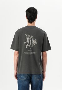 Samsøe Samsøe - LILIUM UNISEX - T-shirt con stampa - dark grey Immagine in miniatura 1