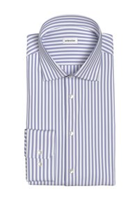 Chemise habillée pliée pour homme avec des rayures verticales bleues et blanches, devant et poignets boutonnés, et col pointu.