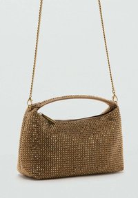 Sac de soirée doré avec une surface texturée ornée de petits strass. Dispose d'une fermeture éclair supérieure et d'une bandoulière en chaîne amovible.