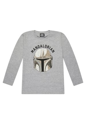 Grijs shirt met lange mouwen met een Mandaloriaanse helm grafiek en het woord Mandalorian boven de helm aan de voorkant.