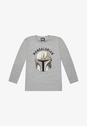 Grijs shirt met lange mouwen met een Mandaloriaanse helm grafiek en het woord Mandalorian boven de helm aan de voorkant.