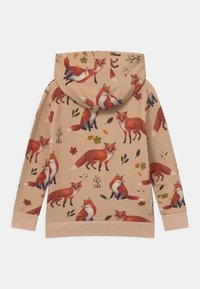 Hoodie med beige bakgrund, med ett upprepat mönster av rävar i röda och bruna nyanser, accentuerat med löv och grenar.