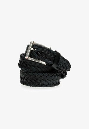 Cintura in pelle intrecciata nera con fibbia in metallo argento, caratterizzata da una finitura liscia e una doppia texture, che mostra dettagli di intreccio intricati.