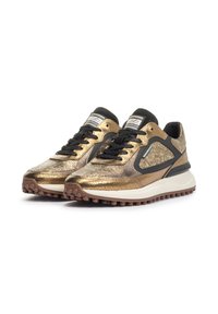 Scarpe da corsa metalliche dorate con accenti neri, caratterizzate da una parte superiore testurizzata, linguetta imbottita e una suola spessa bianca e marrone.