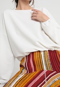 OPUS Pitkähihainen paita - off-white
