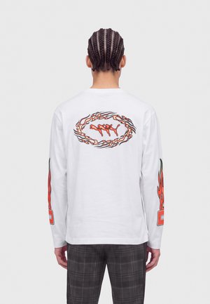 Puma, BOXY FLAME UNISEX - Блуза с дълги ръкави - white