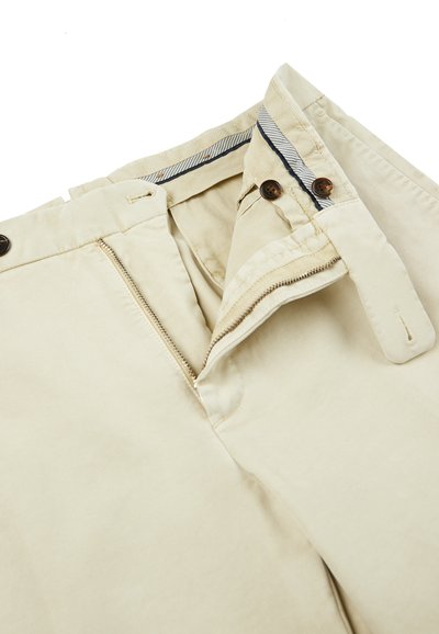 Beige Baumwollchinos mit Reißverschluss und Knopfverschluss. Verfügt über einen gestreiften Bund, der mit zwei braunen Knöpfen akzentuiert ist. Glatte Textur.