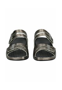 Metallic bronze sandaler med teksturerede stropper og to justerbare spænder. Åben tå-design med en glat sort fodseng og gummisål.