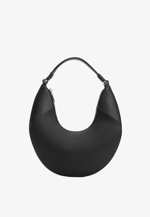 Sac à main en cuir noir avec une forme de croissant et une poignée semi-rigide. Présente une texture lisse et des accents métalliques minimalistes. Fermeture à glissière incluse.