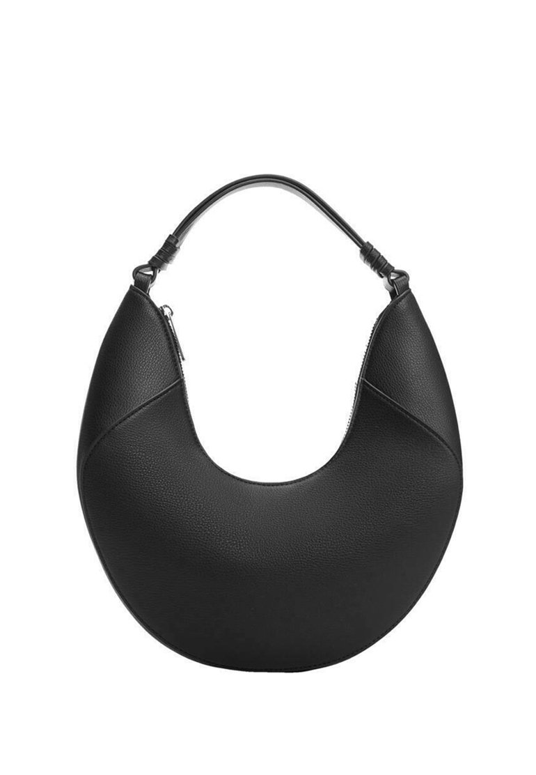 Sac à main en cuir noir avec une forme de croissant et une poignée semi-rigide. Présente une texture lisse et des accents métalliques minimalistes. Fermeture à glissière incluse.