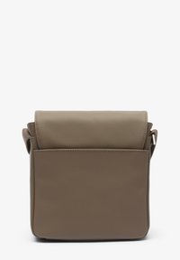 Borsa a tracolla marrone con trama, chiusura a patta, forma rettangolare e una tasca esterna. Progettata per un uso quotidiano pratico.