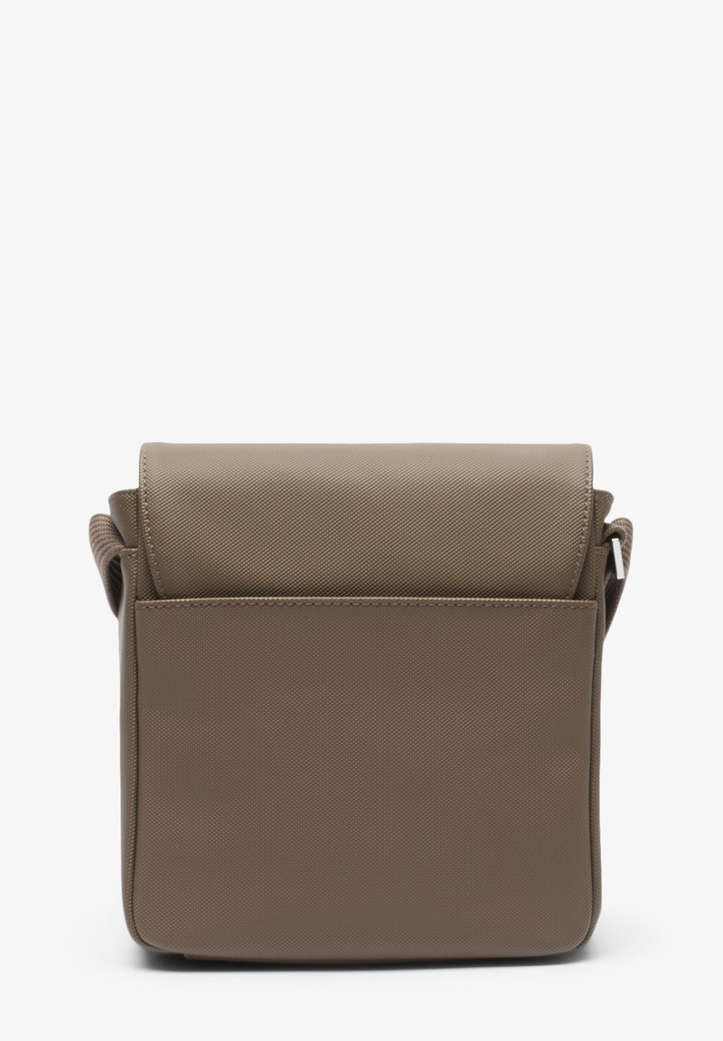 Sac bandoulière marron texturé avec fermeture à rabat, forme rectangulaire et poche extérieure. Conçu pour un usage quotidien pratique.