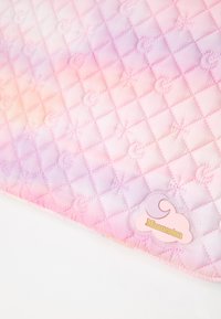 Quiltet måtte i gradient rosa og lilla nuancer med diamantmønster og små halvmåne designs. Har et skyformet mærke med teksten "Maanesten."
