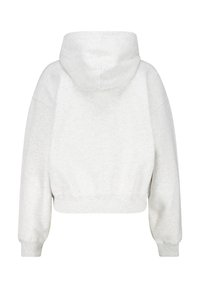 Sudadera gris recortada con una textura suave, que cuenta con una capucha y mangas de ajuste relajado. Diseño simple sin logotipos ni patrones visibles.