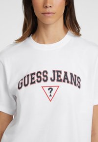 Guess Jeans SS CN BOXY TEE - T-Shirt print - weiß