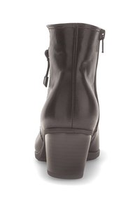 Botas de cuero negro hasta el tobillo con puntera redonda, cremallera lateral y un tacón apilado. La superficie es lisa con sutiles detalles de costura.