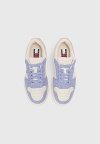 Adidași de suede mov, cu vârf jos, cu accente de piele crem, cutie de vârf perforată și talpă din cauciuc alb. Prezintă șireturi albastre și branding pe limbă.