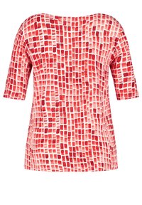 Punaiset ja vaaleanpunaiset suorakulmaiset kuviolliset lyhythihaiset paidat, joissa on pyöreä kaula-aukko, esillä valkoisella taustalla.