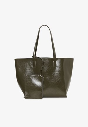 Oliivivärinen nahkainen kassi, jossa on sileä pinta ja kaksi pitkää kahvaa. Mukana irrotettava yhteensopiva vetoketjupussukka lisätallennusta varten.