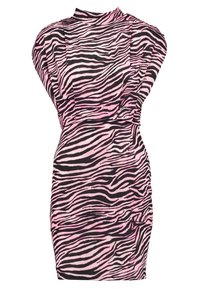 Vestido a rayas de cebra en rosa y negro con un cuello alto, mangas cortas y una silueta ajustada. Tela texturizada con detalles fruncidos.