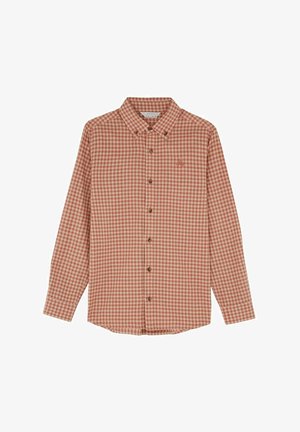 Chemise à manches longues boutonnée avec un motif à carreaux rouge et beige et un col boutonné, pliée à plat sur un fond blanc.