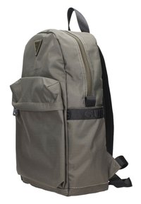 Zaino grigio con un tessuto liscio e testurizzato. Presenta una tasca frontale, una maniglia superiore e spallacci neri regolabili. Chiusura con zip e cuciture dettagliate.