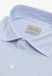 Lysblå ternet skjorte med slim fit, med spids krave, knaplukning og et stofmærke med "Dan John"-branding.