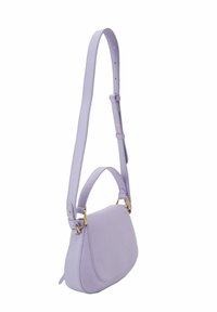 Borsa a tracolla in pelle lavanda con tracolla regolabile, manico superiore e hardware color oro, mostrata su uno sfondo bianco.