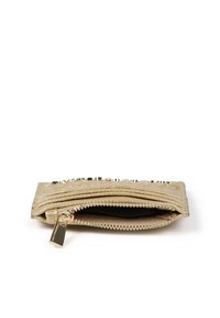 Cartera con cremallera de color dorado metálico, con superficie texturizada y rayas horizontales; presenta un cierre de cremallera y una pequeña etiqueta.