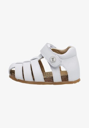 Białe skórzane sandały z otwartym noskiem, regulowanym paskiem na rzep i gumową podeszwą. Wyposażone w poziome i pionowe wycięcia zapewniające wentylację.