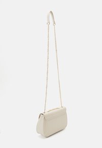Beigen sävyinen keinonahkainen käsilaukku, jossa on jämäkkä muoto, kultainen ketjuhihna ja yläpuolella läppäkiinnitys. Sileä pinta, minimalistinen muotoilu.