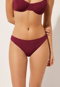 Mauve-Bikini-Top und -Bottom-Set aus strukturiertem Stoff mit einfachem Design, verstellbaren Trägern und einem tief sitzenden Schnitt für optimalen Komfort.