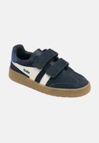 Sneaker in suede blu scuro con strisce bianche e nere, con chiusure in velcro e suola in gomma. Presenta un collo imbottito e dettagli con logo.