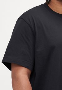 Calvin Klein Jeans PLUS LABEL REGULAR TEE - T-shirt basique - black